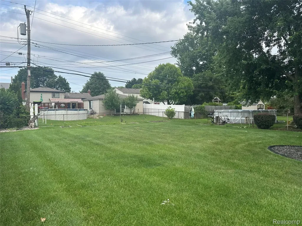 32812 Columbus Drive Warren City MI 48088