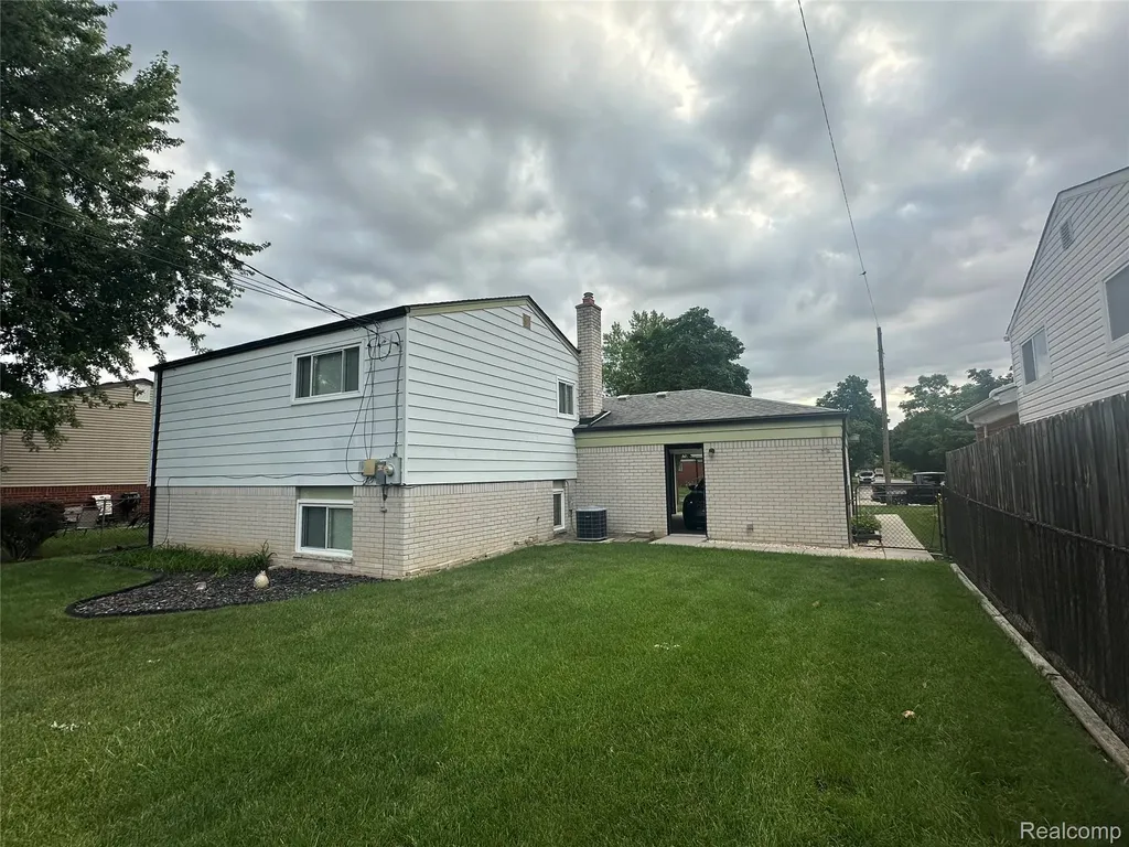 32812 Columbus Drive Warren City MI 48088