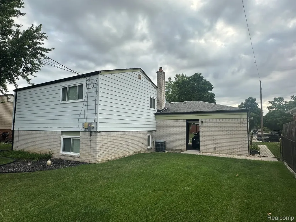 32812 Columbus Drive Warren City MI 48088