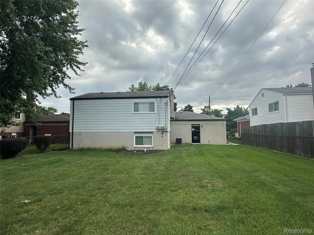32812 Columbus Drive Warren City MI 48088