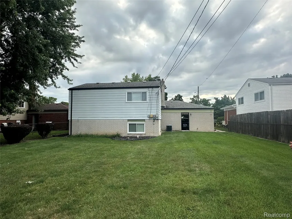 32812 Columbus Drive Warren City MI 48088