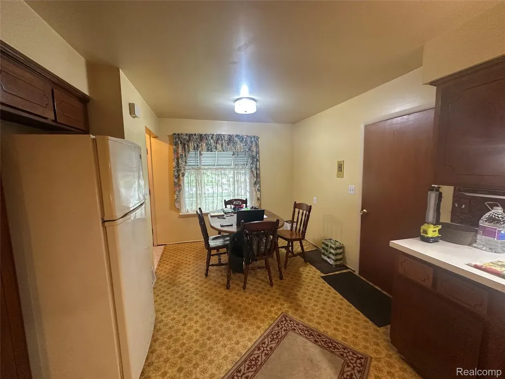 32812 Columbus Drive Warren City MI 48088
