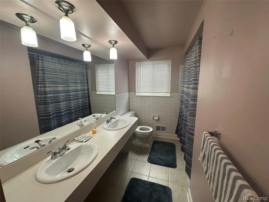 32812 Columbus Drive Warren City MI 48088