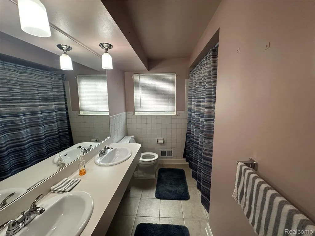 32812 Columbus Drive Warren City MI 48088