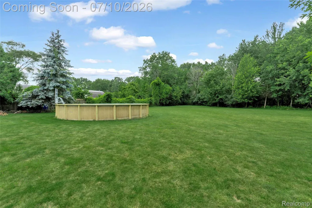 33711 Mulvey Road Fraser City MI 48026