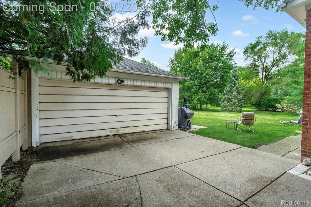 33711 Mulvey Road Fraser City MI 48026