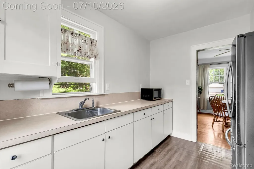 33711 Mulvey Road Fraser City MI 48026