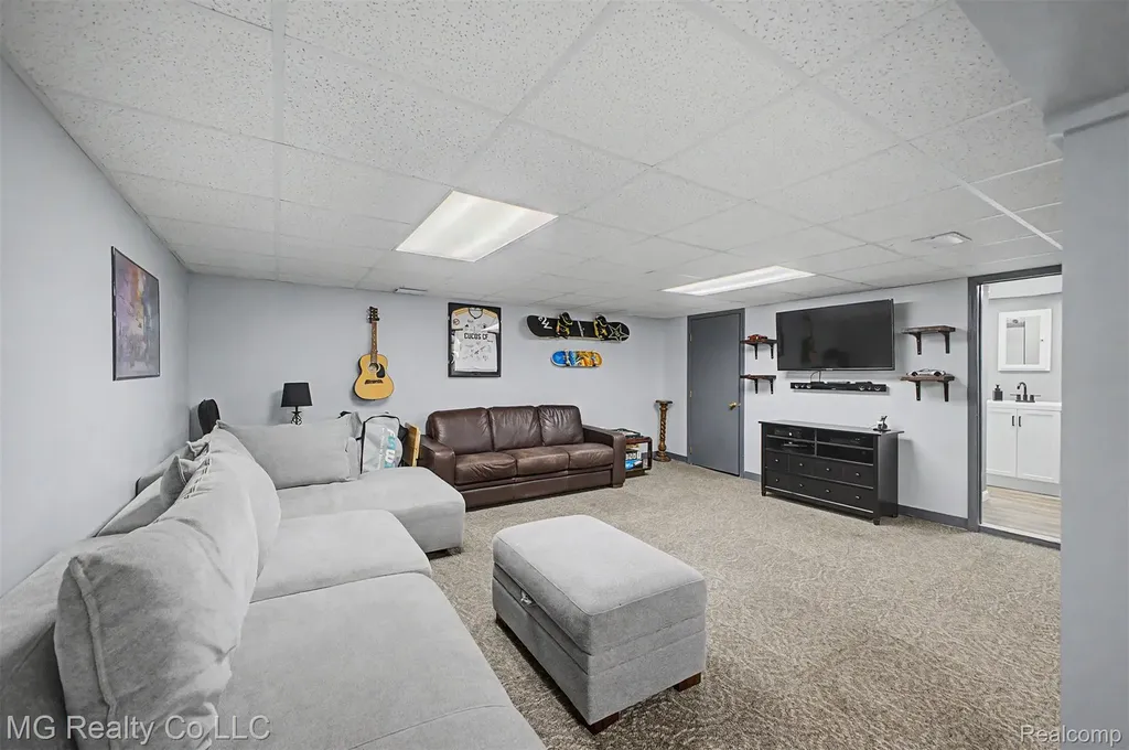13644 Joyce Drive Warren City MI 48088
