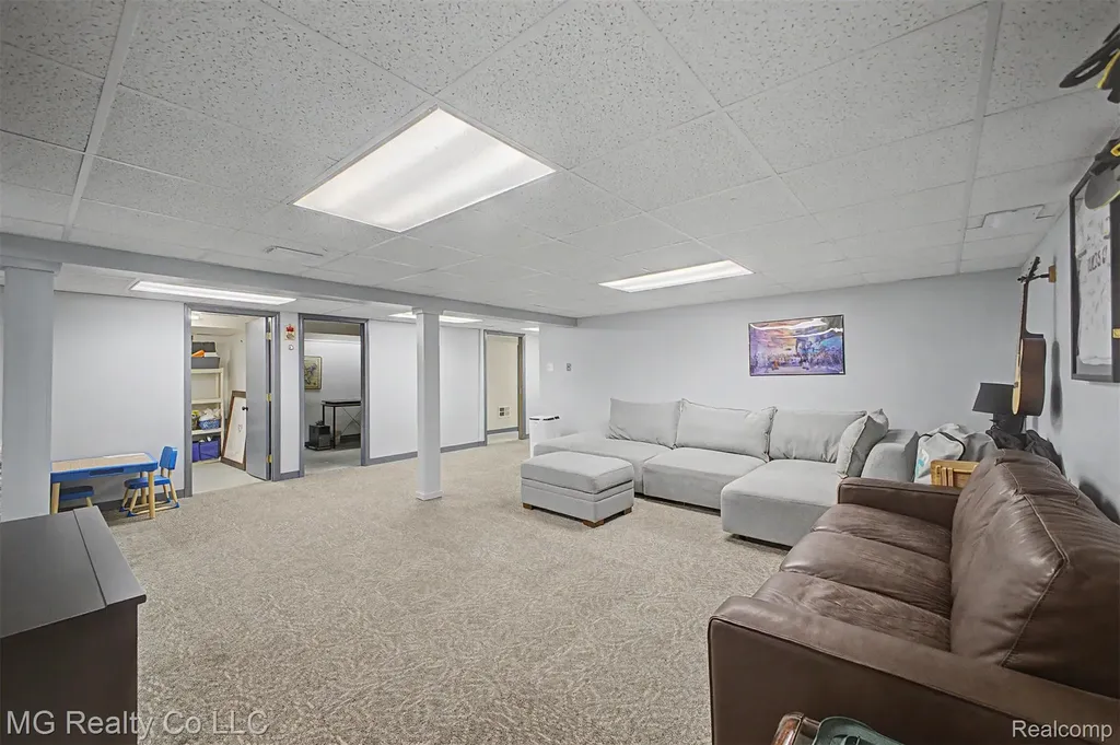 13644 Joyce Drive Warren City MI 48088