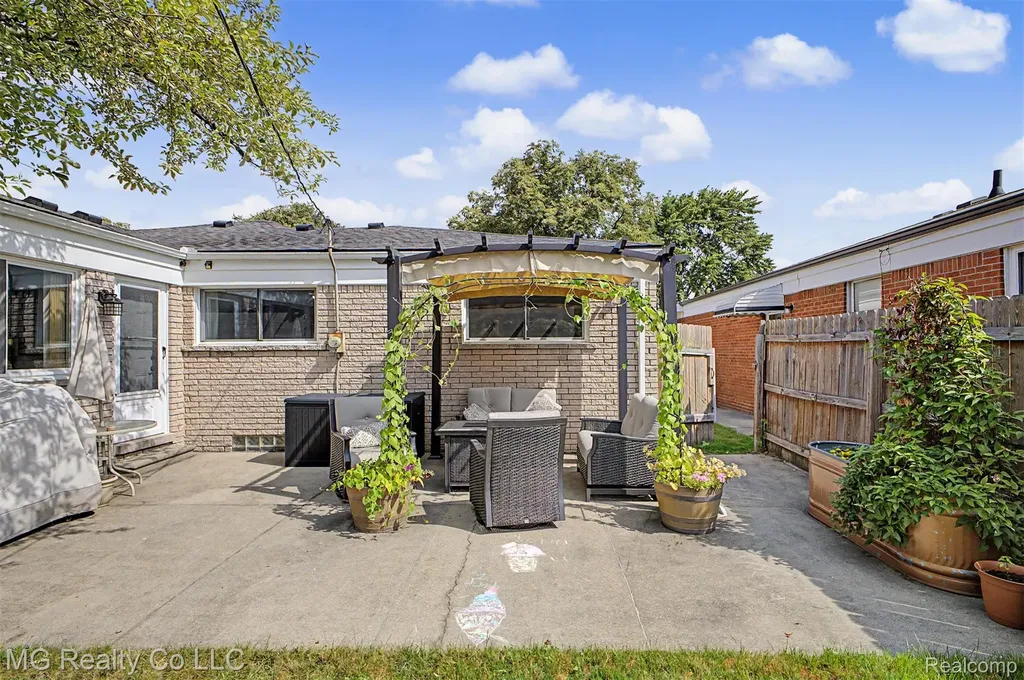 13644 Joyce Drive Warren City MI 48088