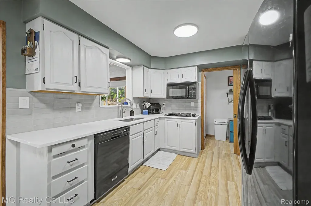 13644 Joyce Drive Warren City MI 48088