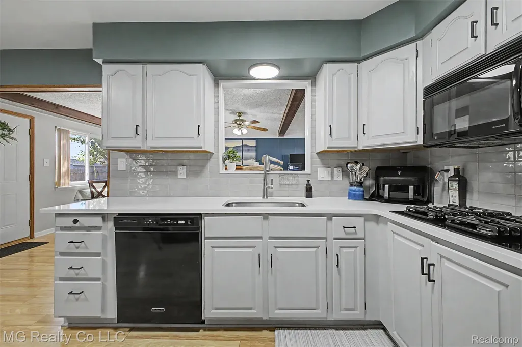 13644 Joyce Drive Warren City MI 48088
