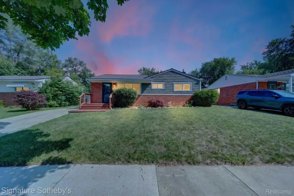 300 W Yale Avenue Pontiac City MI 48340