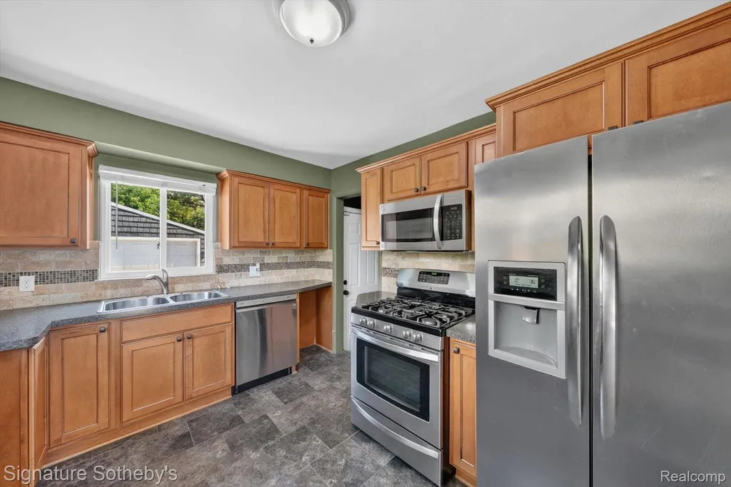 300 W Yale Avenue Pontiac City MI 48340