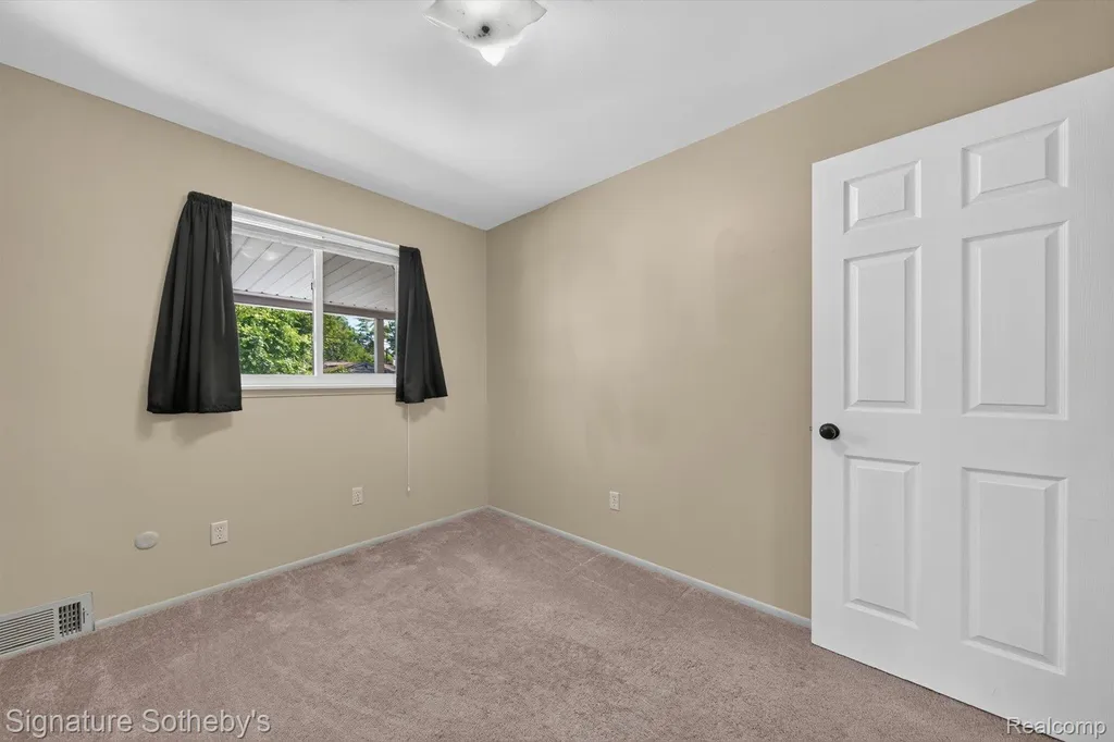 300 W Yale Avenue Pontiac City MI 48340