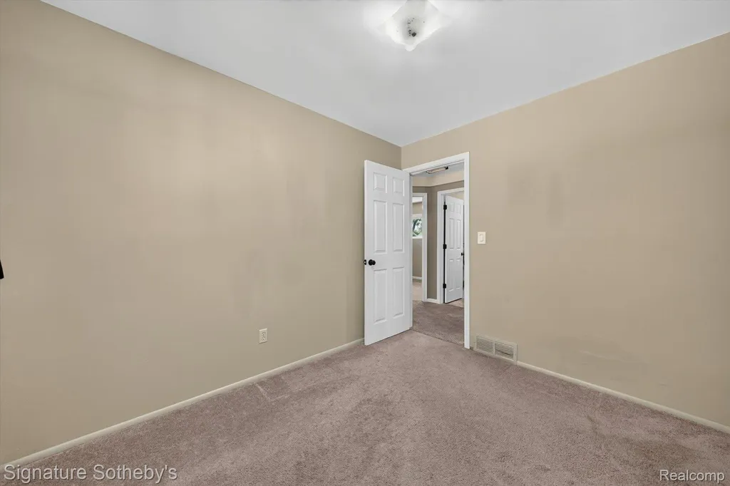 300 W Yale Avenue Pontiac City MI 48340