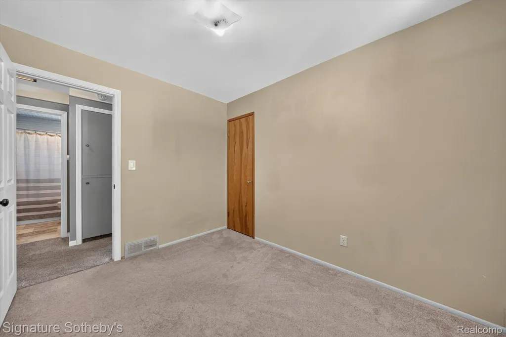 300 W Yale Avenue Pontiac City MI 48340