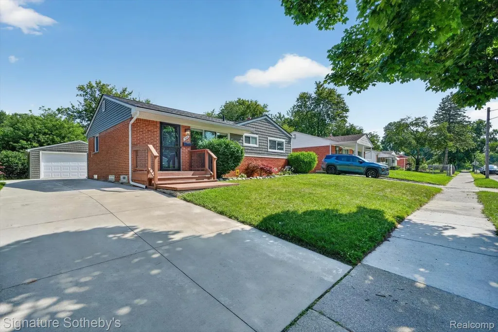 300 W Yale Avenue Pontiac City MI 48340