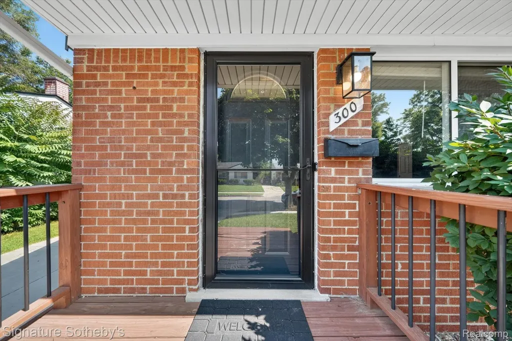 300 W Yale Avenue Pontiac City MI 48340