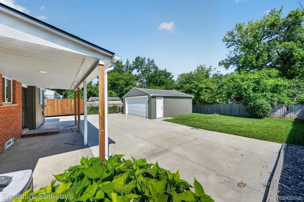 300 W Yale Avenue Pontiac City MI 48340