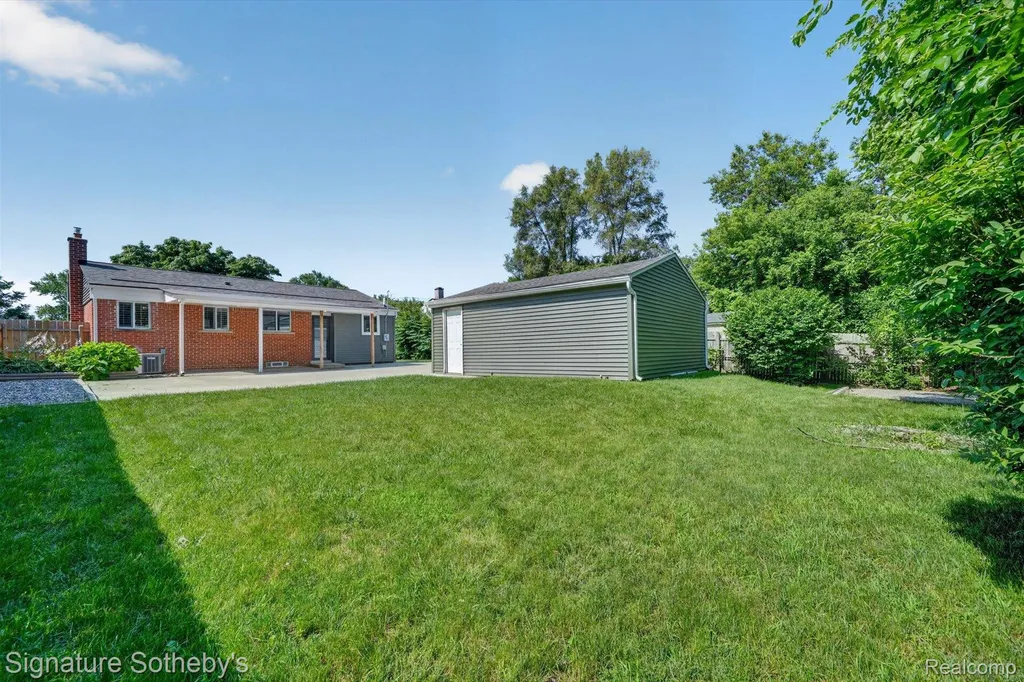 300 W Yale Avenue Pontiac City MI 48340