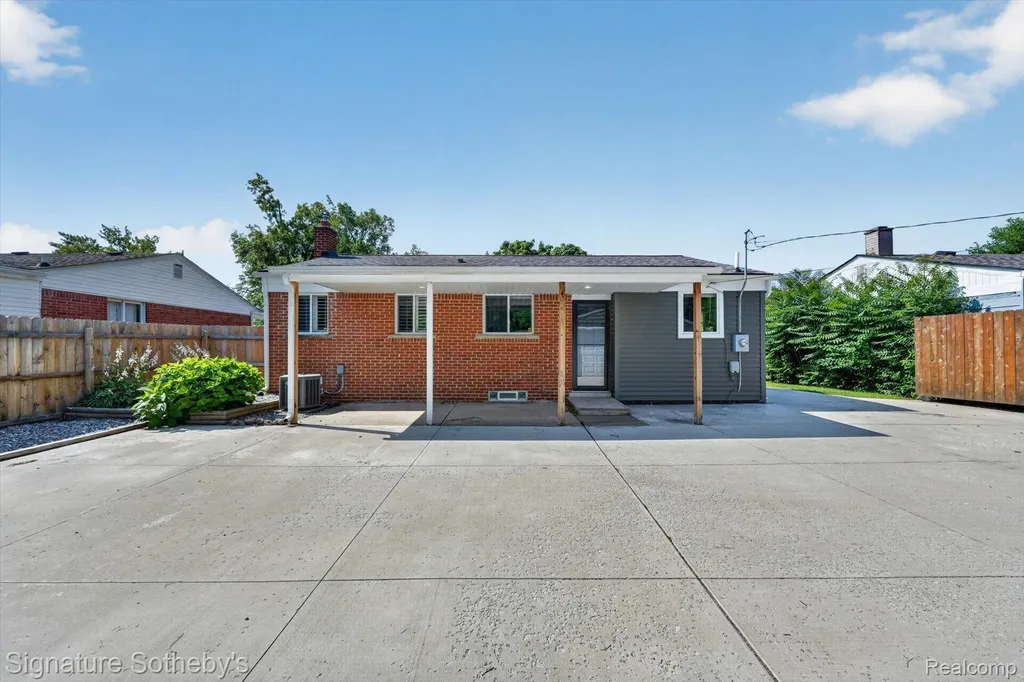 300 W Yale Avenue Pontiac City MI 48340