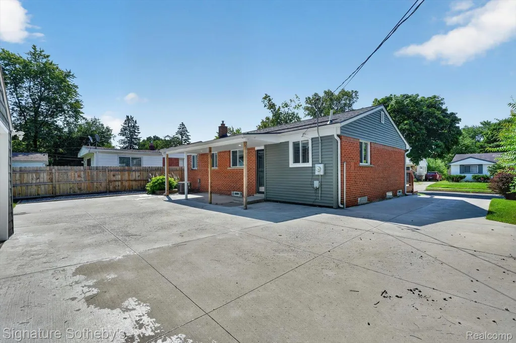 300 W Yale Avenue Pontiac City MI 48340