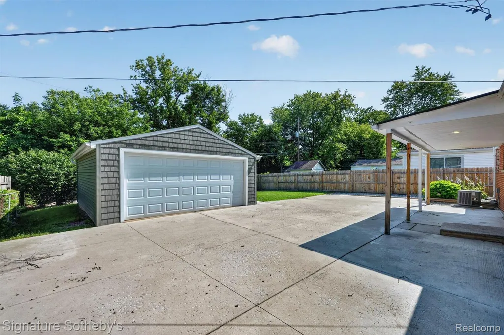 300 W Yale Avenue Pontiac City MI 48340