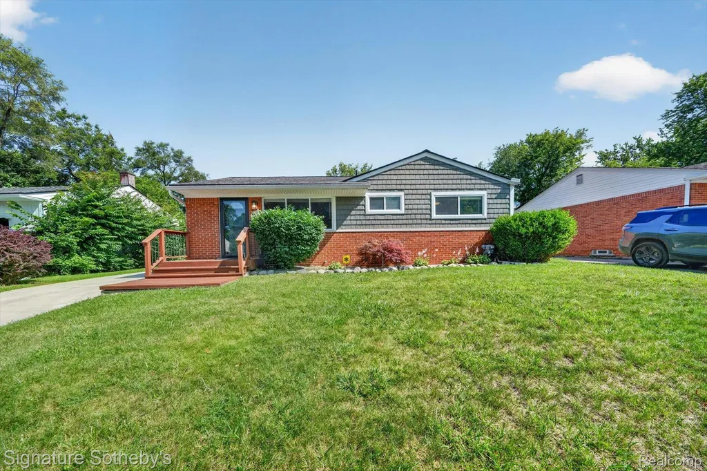 300 W Yale Avenue Pontiac City MI 48340