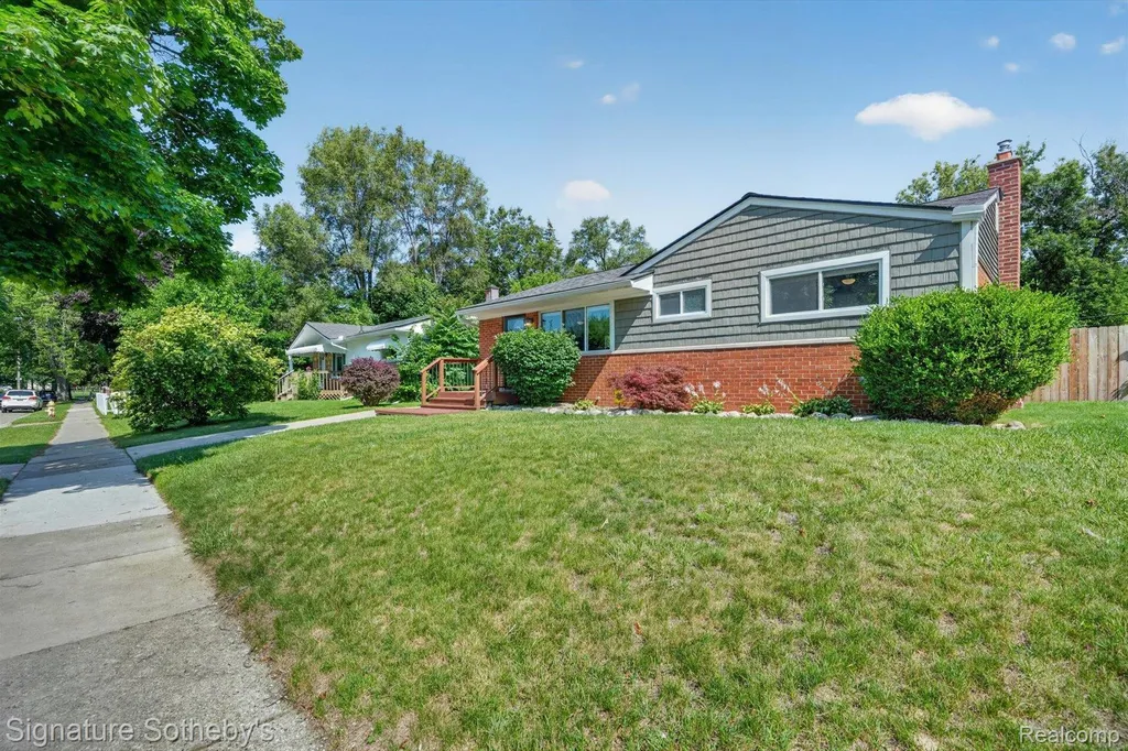 300 W Yale Avenue Pontiac City MI 48340