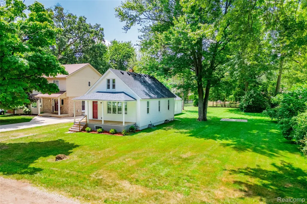 25450 6th Street Grosse Ile Township MI 48138