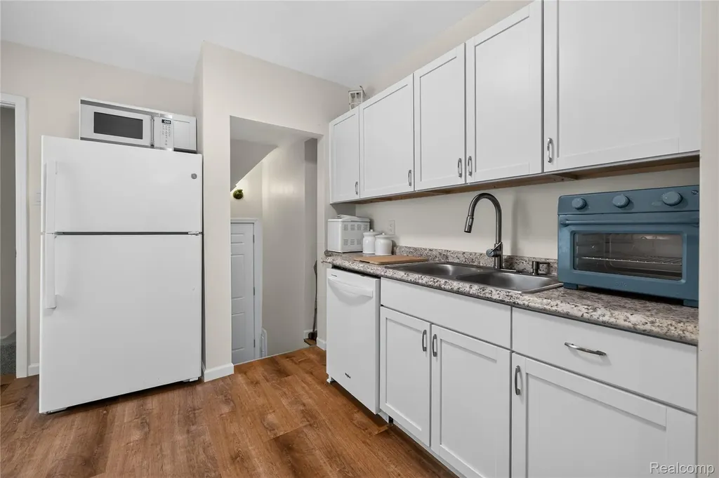 25450 6th Street Grosse Ile Township MI 48138