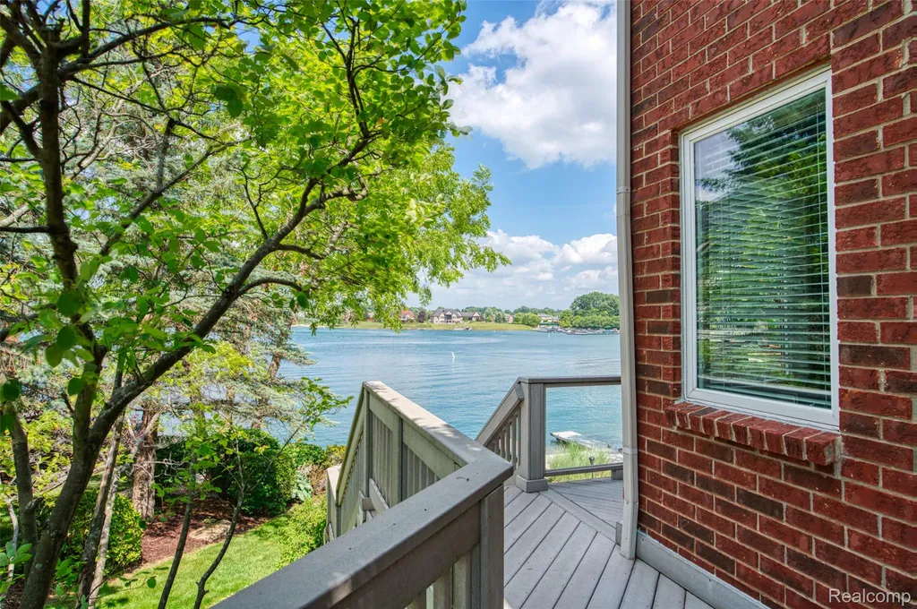 10763 Stoney Point Drive Green Oak Township MI 48178