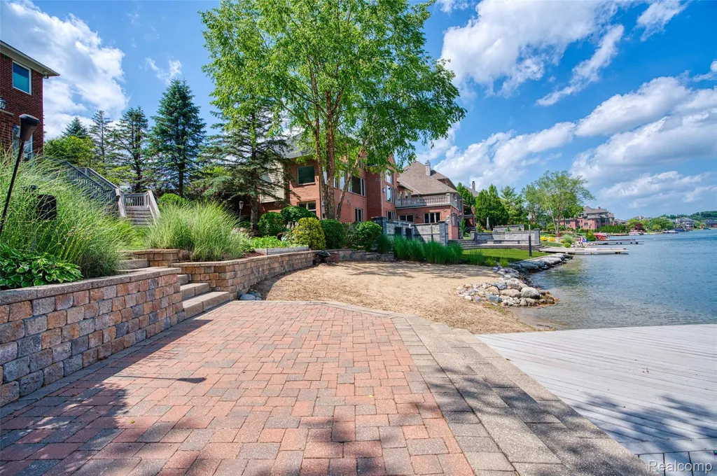 10763 Stoney Point Drive Green Oak Township MI 48178