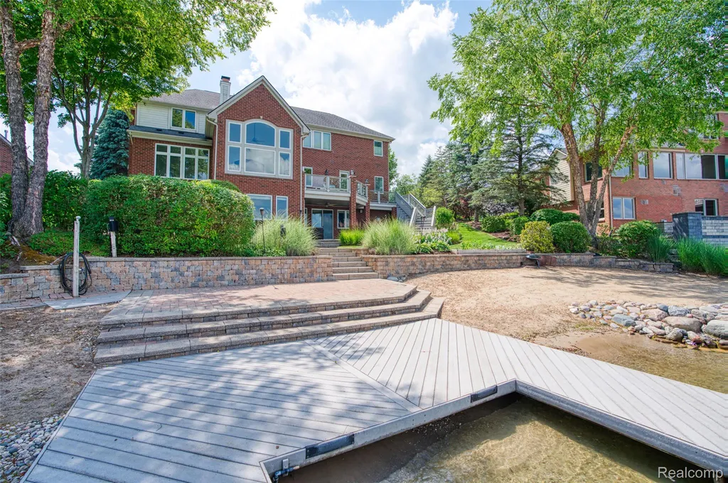 10763 Stoney Point Drive Green Oak Township MI 48178
