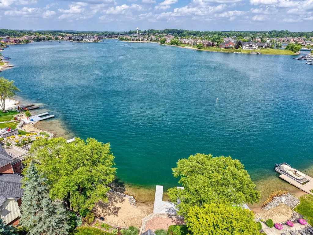 10763 Stoney Point Drive Green Oak Township MI 48178