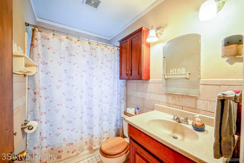 2212 Detroit Avenue Lincoln Park City MI 48146