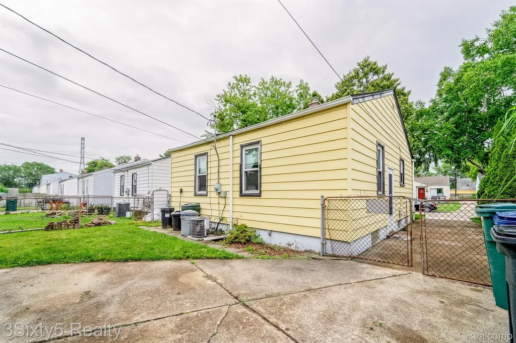 2212 Detroit Avenue Lincoln Park City MI 48146