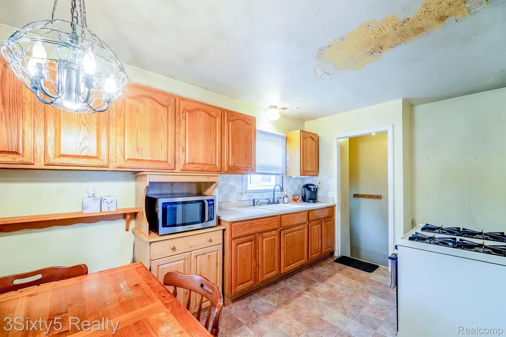 2212 Detroit Avenue Lincoln Park City MI 48146