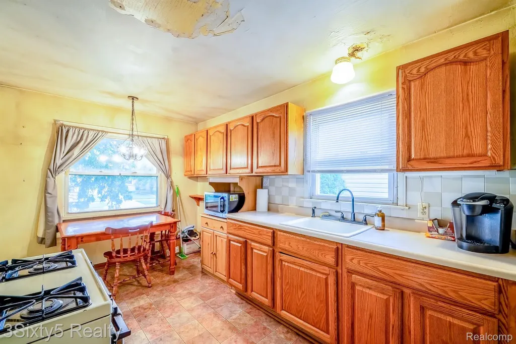 2212 Detroit Avenue Lincoln Park City MI 48146