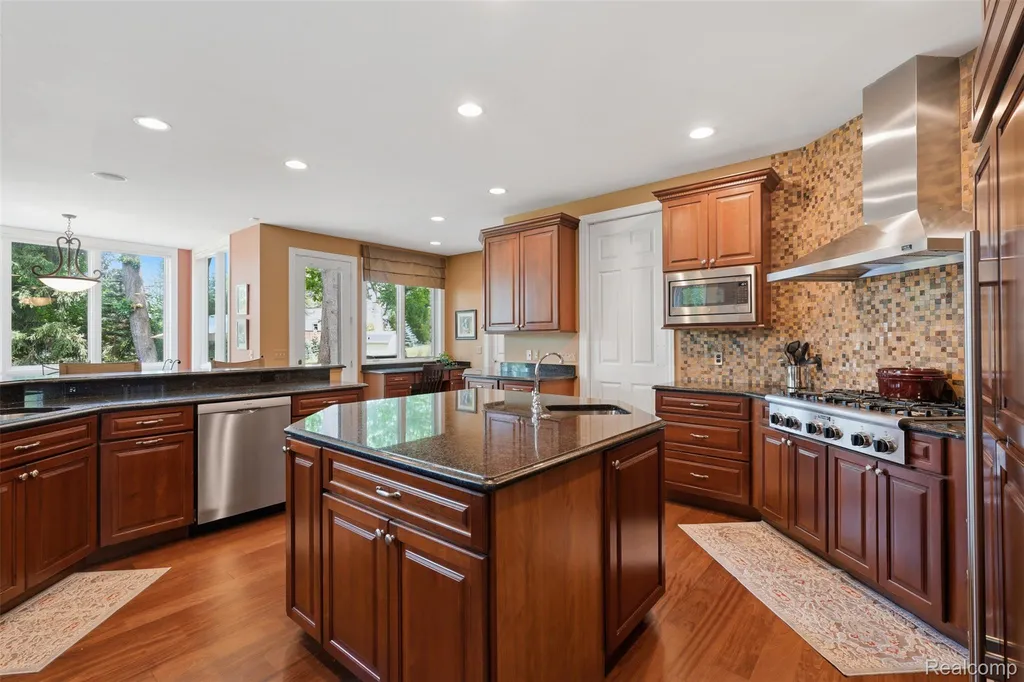 5110 Kitson Lane West Bloomfield Charter Township MI 48324
