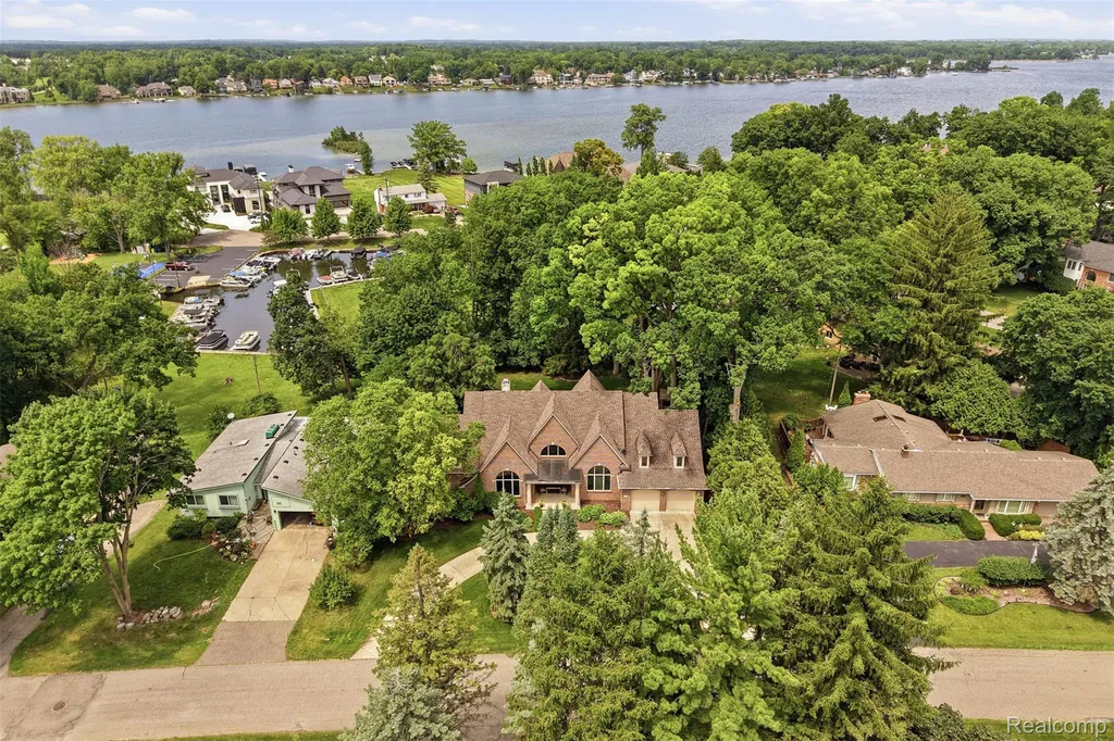 5110 Kitson Lane West Bloomfield Charter Township MI 48324