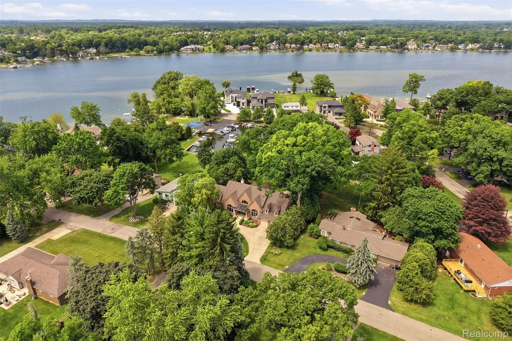 5110 Kitson Lane West Bloomfield Charter Township MI 48324