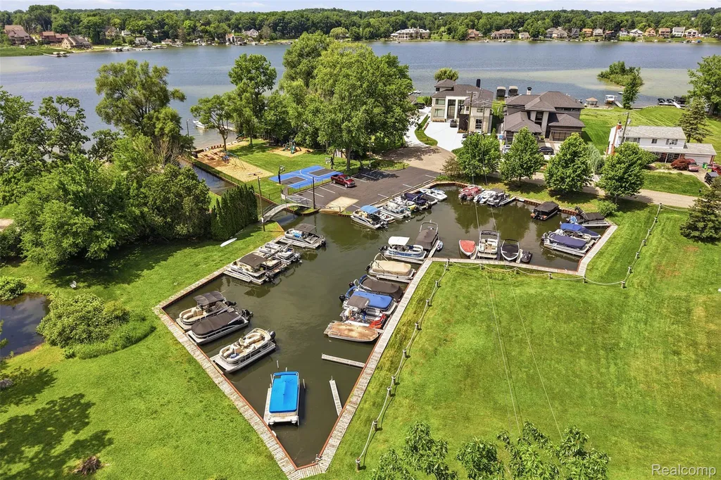 5110 Kitson Lane West Bloomfield Charter Township MI 48324