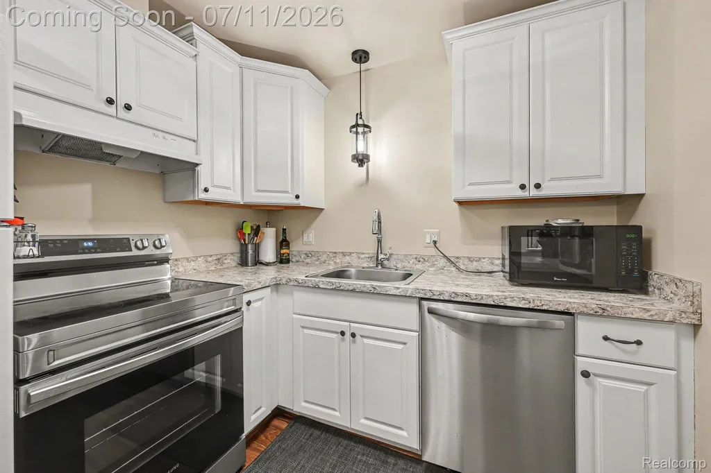 29508 Bobrich Street Livonia City MI 48152