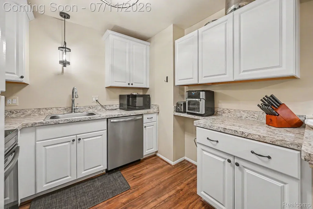 29508 Bobrich Street Livonia City MI 48152