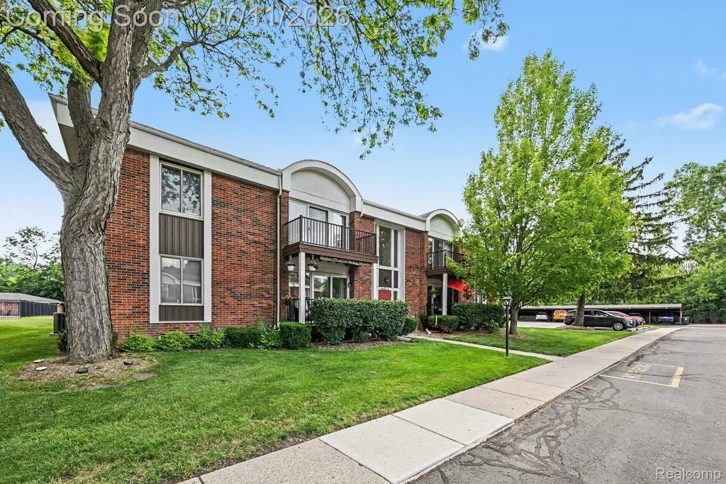 29508 Bobrich Street Livonia City MI 48152