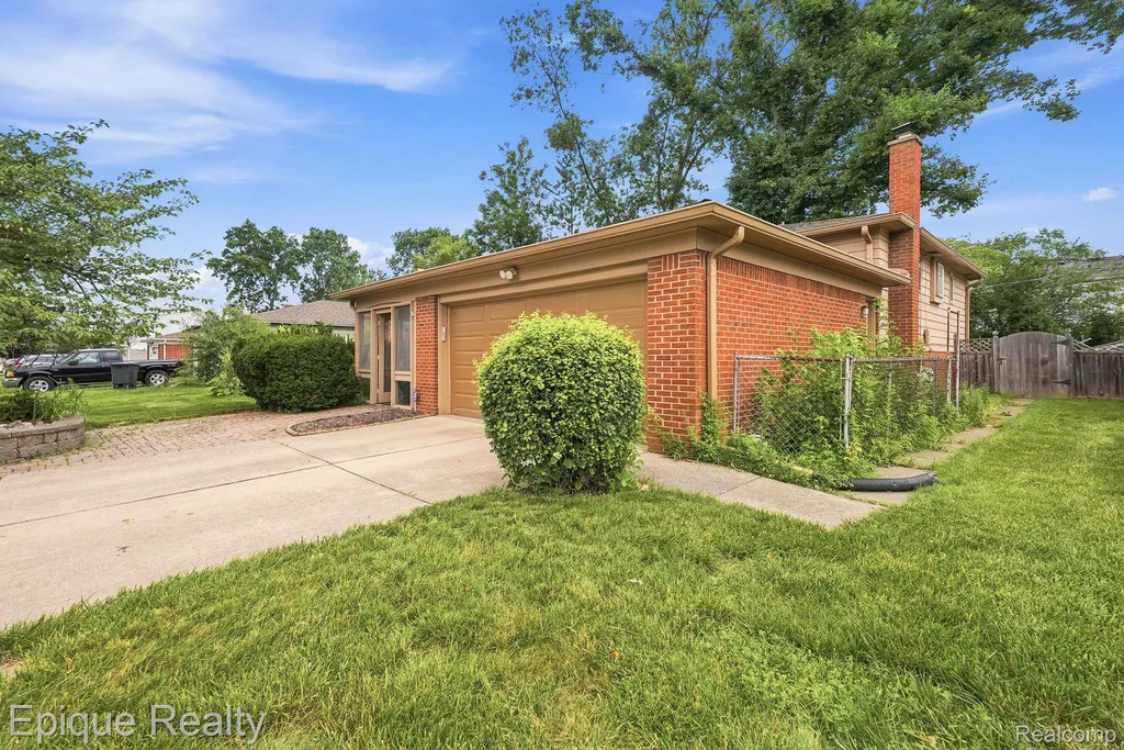21810 Winchester Street Southfield City MI 48076