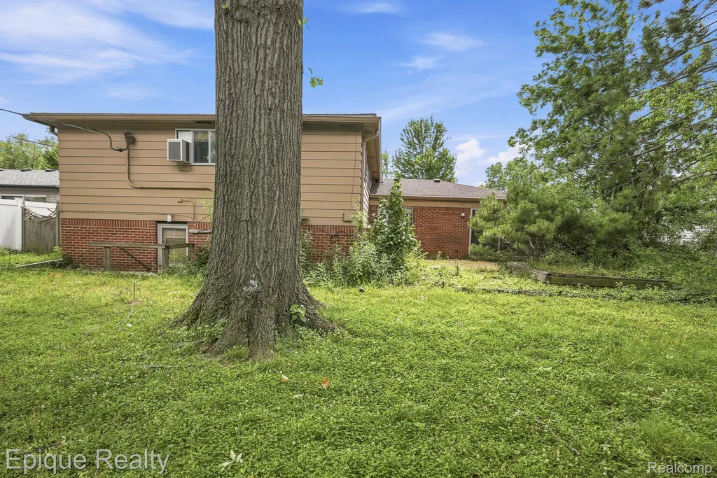 21810 Winchester Street Southfield City MI 48076