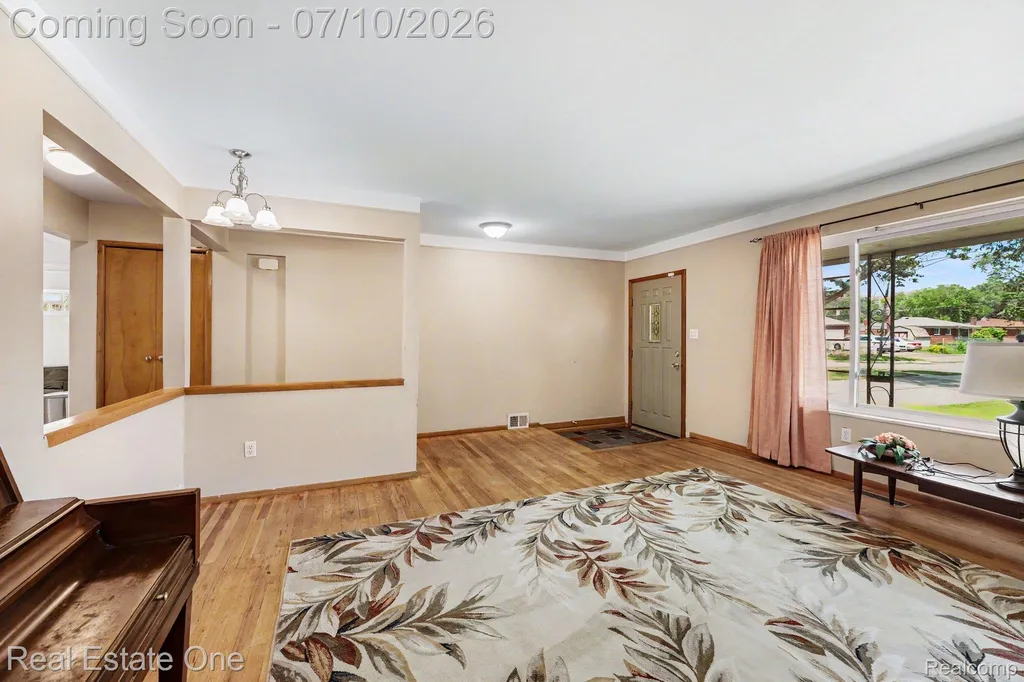 27663 Audrey Avenue Warren City MI 48092